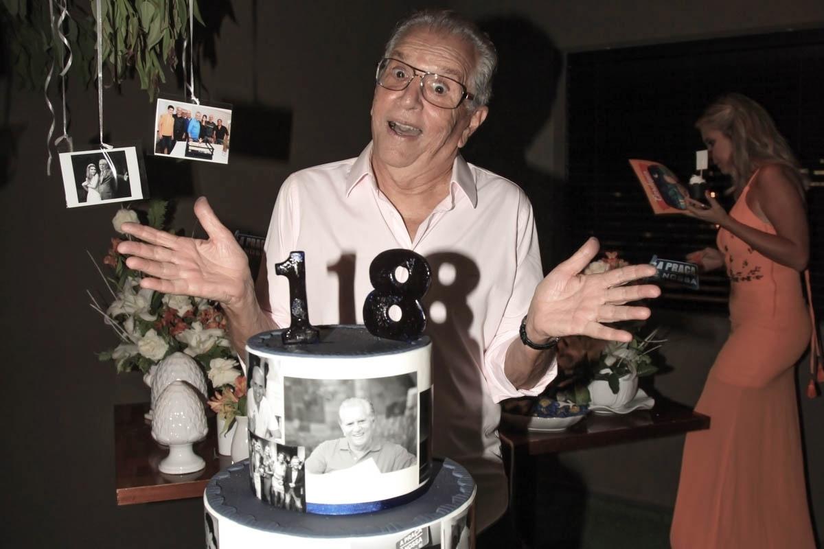 Carlos Alberto de Nóbrega brinca com a idade e "comemora" 18 anos em sua festa de aniversário de 81 - Manuela Scarpa/Brazil News