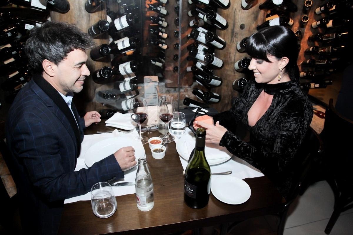 Zezé Di Camargo faz jantar surpresa para Graciele Lacerda e a pede em casamento no Dia dos Namorados. O cantor levou a amada para um restaurante no shopping Iguatemi, em São Paulo, e a surpreendeu com um anel de noivado - Marcos Ribas/Brazil News