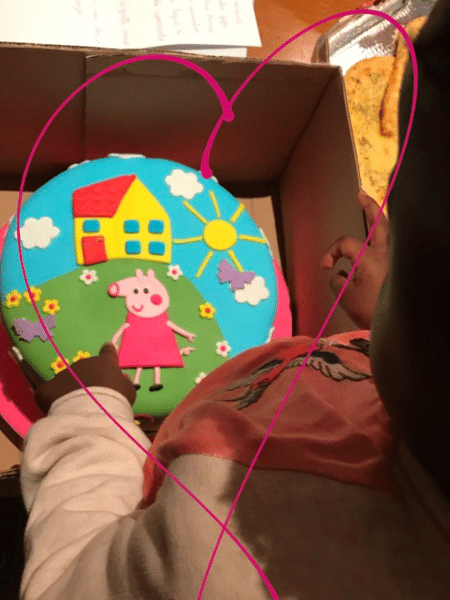 Titi observa bolo de sua festa de aniversário - Reprodução/Instagram/brunogagliasso - Reprodução/Instagram/brunogagliasso