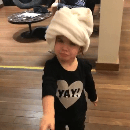 Valentina toda fofa, de toalha na cabeça - Reprodução/Instagram - Reprodução/Instagram