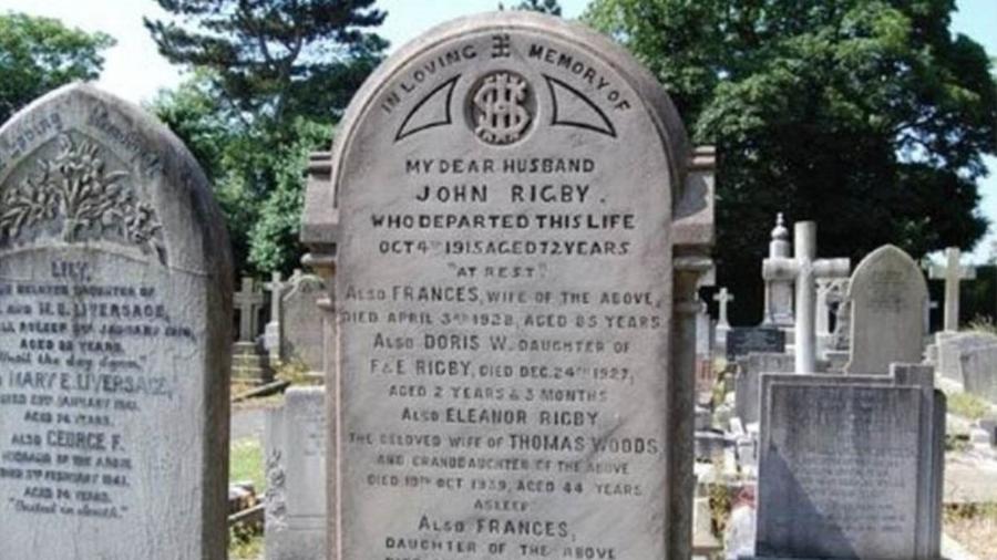 O nome de Eleanor Rigby aparece nesta lápide no cemitério de Woltoon, em Liverpool - BBC