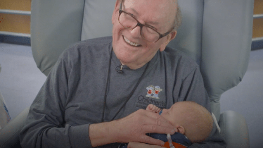 O americano David Deutchmann dá carinho aos bebês em um hospital de Atlanta - Reprodução/Facebook
