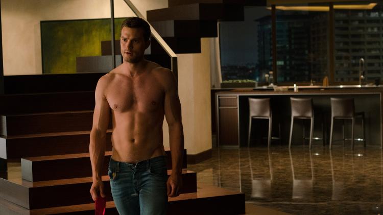 Christian Grey aparece sem camisa em "Cinquenta Tons de Liberdade" - Divulgação - Divulgação
