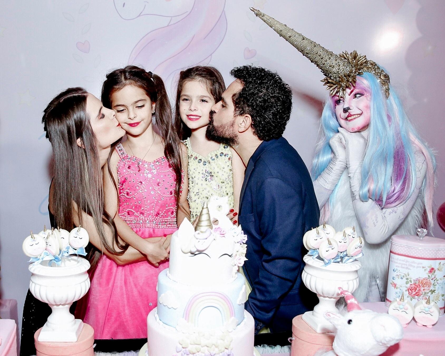 Momento fofura da festa de aniversário de 8 anos, de Isabella e Helena - Manuela Scarpa/Brazil News