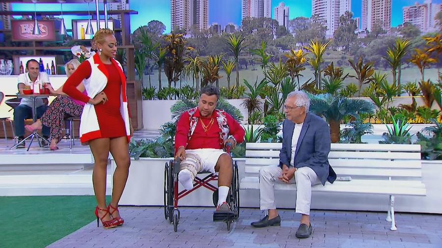 Paulinho Gogó aparece de cadeira de rodas em "A Praça É Nossa" - Divulgação/SBT