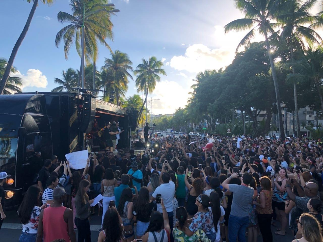 Resultado de imagem para luan santana na orla de maceió
