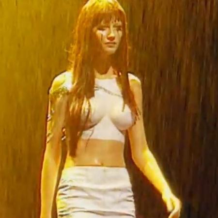 Gisele Bündchen no desfile de Alexander McQueen, em 1998 - Reprodução - Reprodução