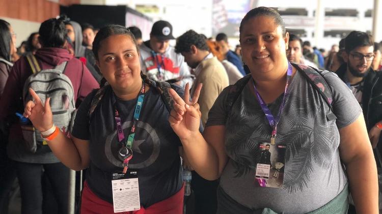 Letície Neiva com sua mãe, Viviane: elas não conseguiram o primeiro lugar na fila este ano, mas são famosas na CCXP - Felipe Branco Cruz / UOL - Felipe Branco Cruz / UOL