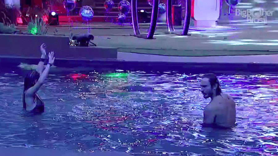 Paula e Alan curtem piscina pouco antes do fim da festa "Internet" - Reprodução/GloboPlay