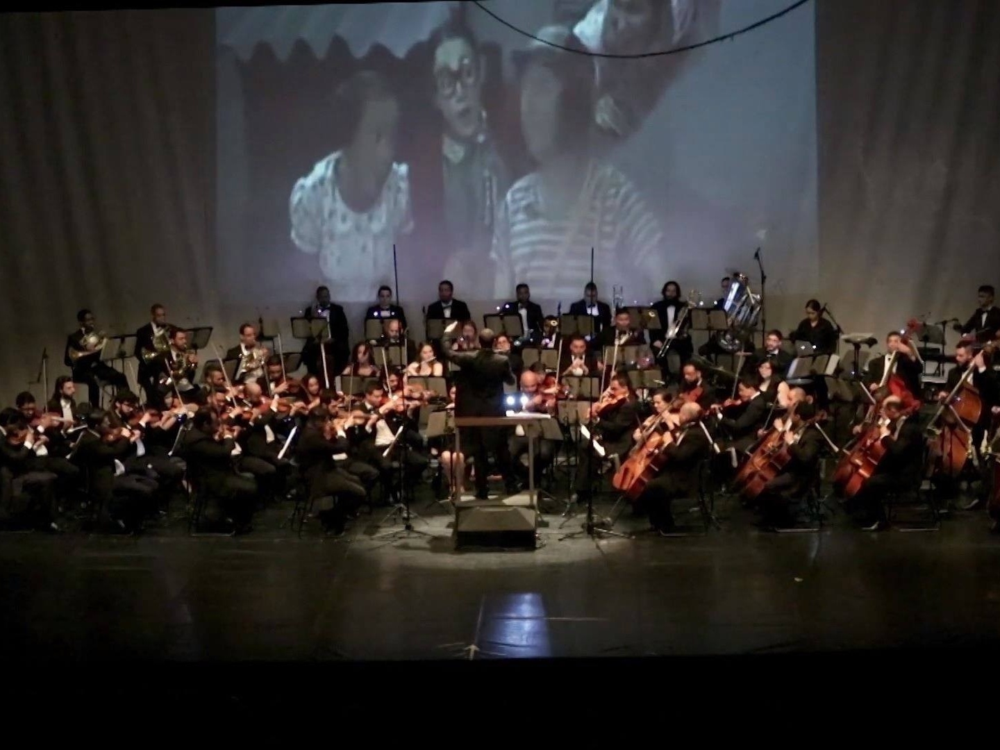 Orquestra infantil toca música em piano de instrumento escolar e