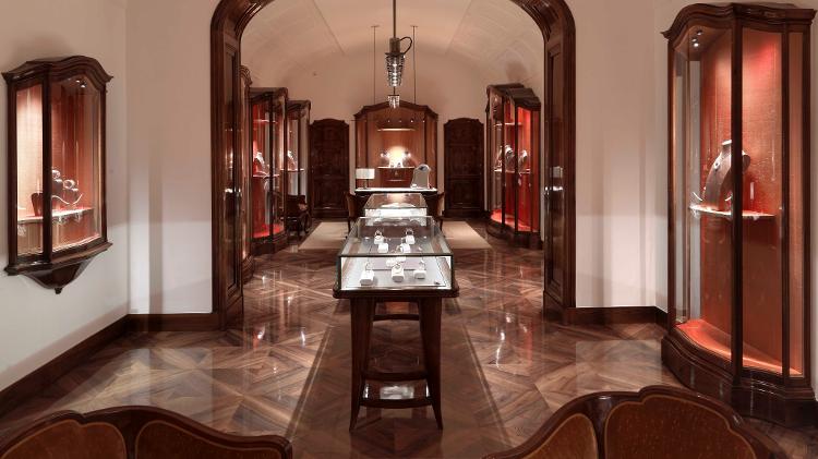 Na Bulgari, os turistas veem uma exposição de joias da marca - Massimo Listri/Rocco Forte Hotels