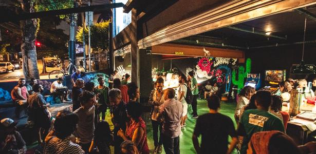 Bar na Rua Aspicuelta, na Vila Madalena, em São Paulo