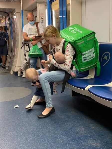 Mãe entregadora no metrô  - Reprodução/Facebook