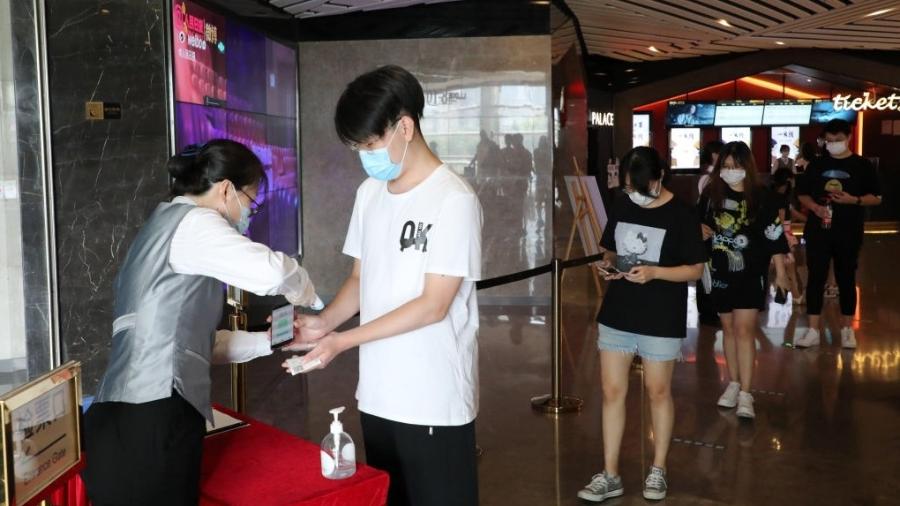 Fila de cinema na China, onde as salas foram reabertas em 17 de agosto - Yang Yi/China News Service via Getty Images