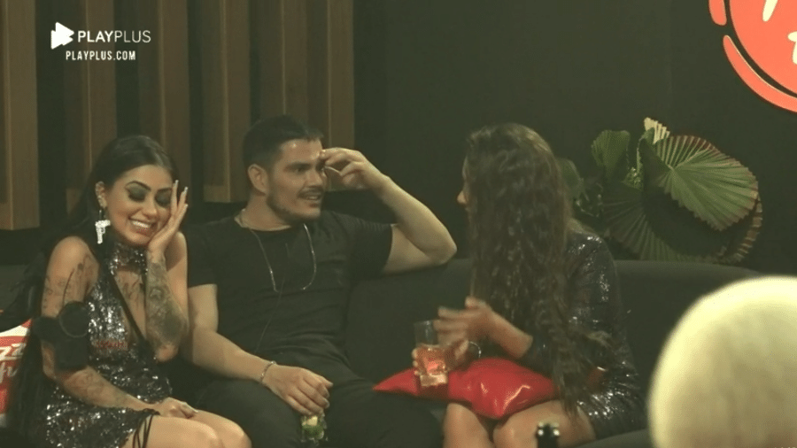 A Fazenda 2020: Mirella, JP Gadêlha e Stéfani Bays conversam em festa - Reprodução/RecordTV