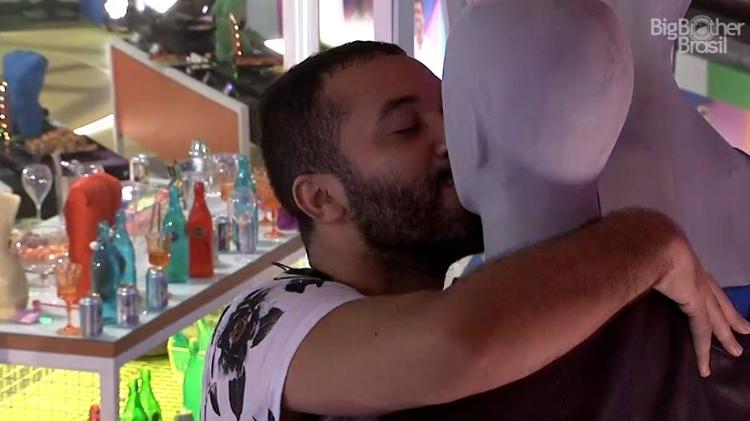 BBB 21: Gilberto beija manequim em festa - Reprodução/Globoplay - Reprodução/Globoplay