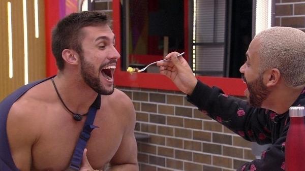 BBB 21: Arthur e Projota (comida na boca) - Reprodução/Globoplay