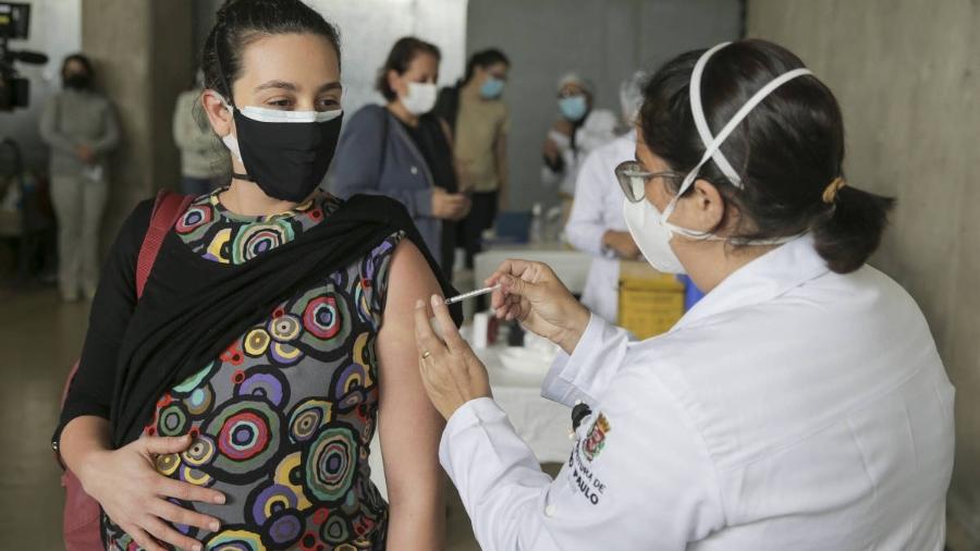 Brasil tem 23,5 milhões de pessoas vacinadas com duas doses de imunizante contra a covid-19 - Danilo Verpa/Folhapress