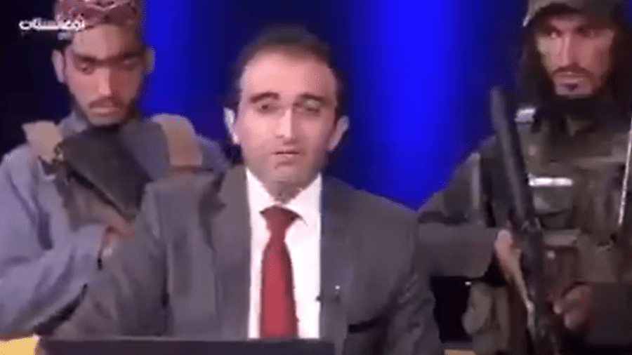 O apresentador Mirwais Haidari Haqdoost cercado por talibãs armados - Reprodução