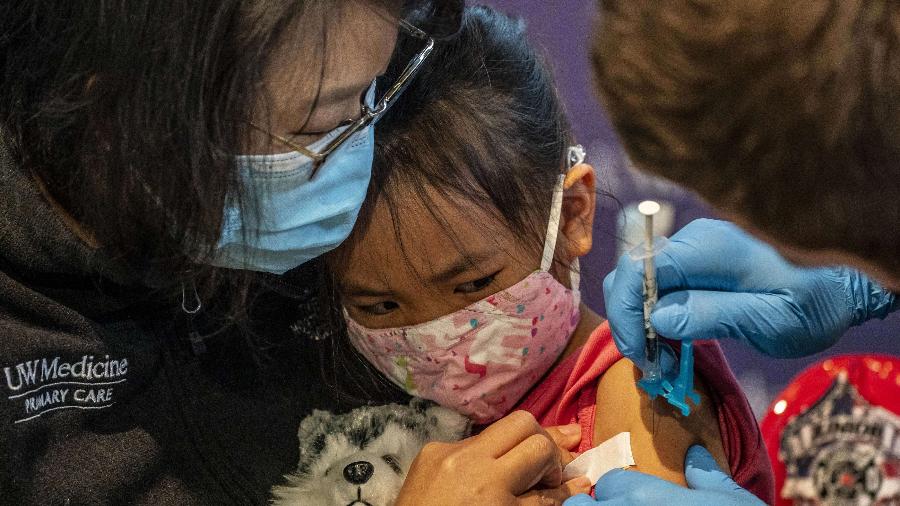 Criança recebe vacina da Pfizer nos Estados Unidos - David Ryder/Getty Images/AF