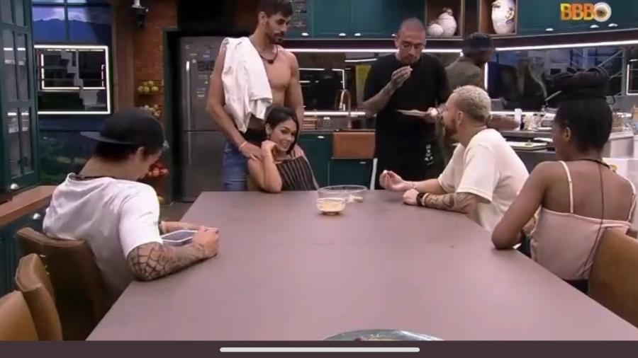 BBB 23: Cara de Sapato faz massagem em Larissa e redes não perdoam - Reprodução/Globoplay