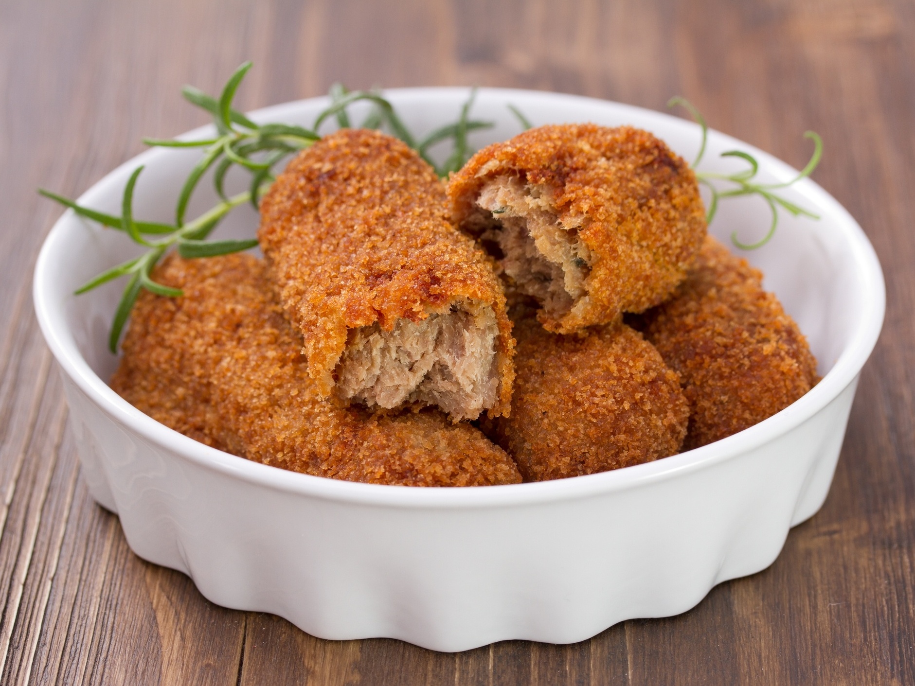 Croquete caseiro tradicional espanhol no garfo com fundo escuro