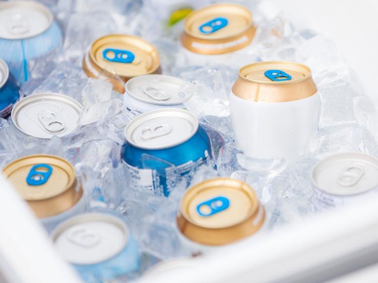 Cerveja gelada com gelo no cooler ou isopor - Getty Images/iStockphoto - Getty Images/iStockphoto