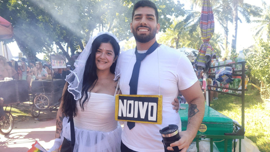 Casal está noivo e aproveitou ocasião para improvisar fantasia no Carnaval do Rio