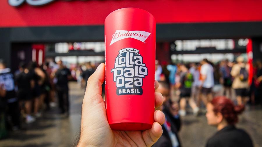 Filas para pegar cerveja no Lollapalooza Brasil 2023 na tenda da marca Budweiser, patrocinadora do festival