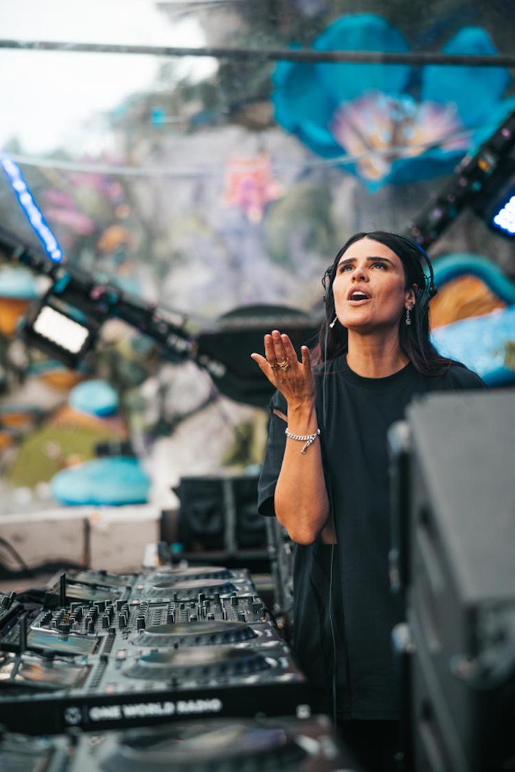 ANNA em apresentação no palco principal do Tomorrowland Bélgica no domingo (21)