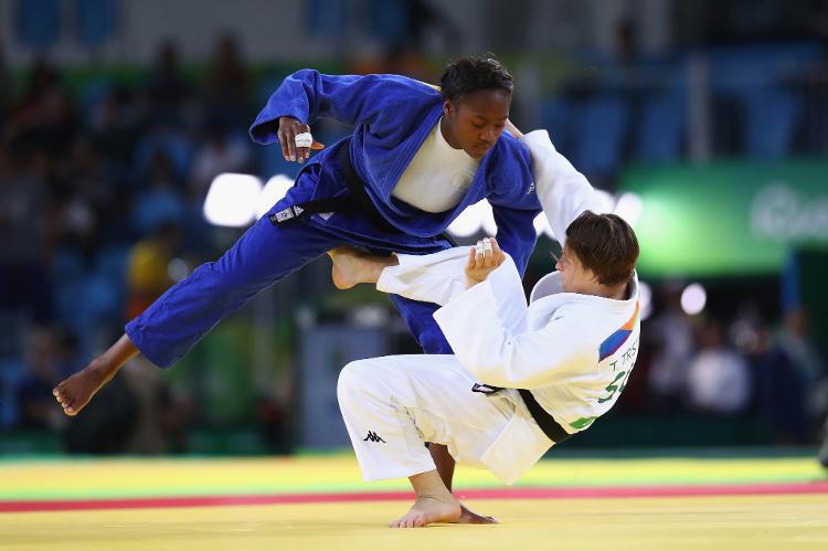 Clarisse Agbegnenou, de azul, nas Olimpíadas do Rio, em 2016