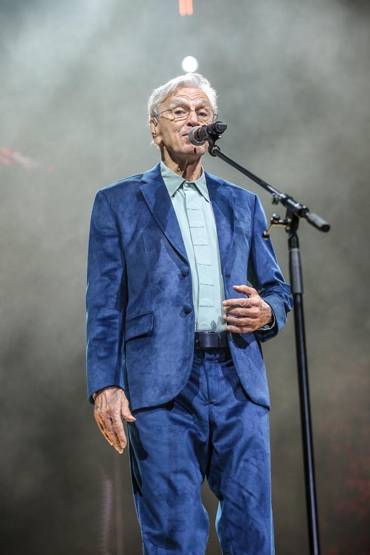 Caetano Veloso canta na estreia da turnê Caetano & Bethânia na noite de sábado (3), no Rio