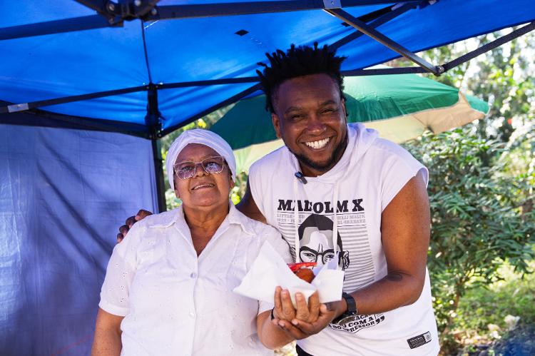 Tia Iraci e Thiago Simpatia, apresentador do Cozinha das Quebradas