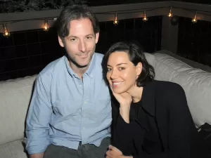 Roteirista Jeff Baena, marido de Aubrey Plaza, morre aos 47