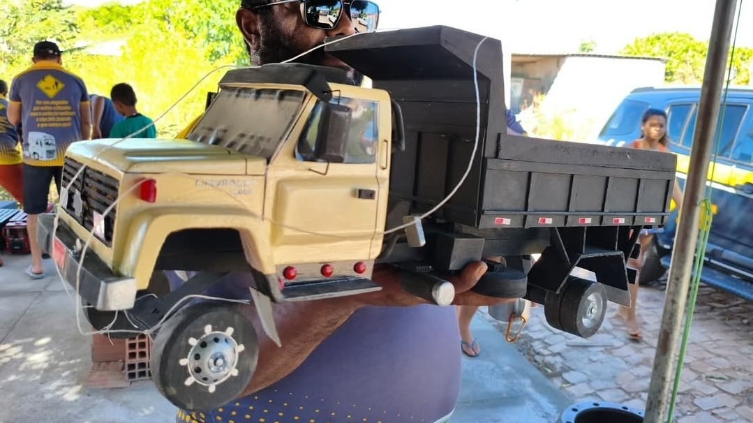A depender da técnica, unidade artesanal do caminhão de brinquedo pode chegar aos R$ 500 A depender da técnica, unidade artesanal do caminhão de brinquedo pode chegar aos R$ 500