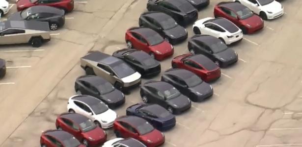 Por que Tesla estacionou centenas de carros 0 km em shopping abandonado