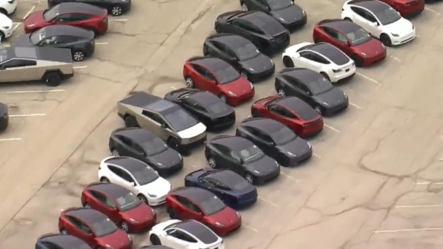 Carros 0 km da Tesla da Tesla são vistos estacionados em shopping abandonado Carros 0 km da Tesla da Tesla são vistos estacionados em shopping abandonado