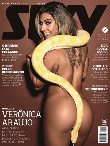 Capa da edição de julho da "Sexy", a musa fitnees Verônica Araújo pousou apenas com uma cobra enrolada no corpo para a revista