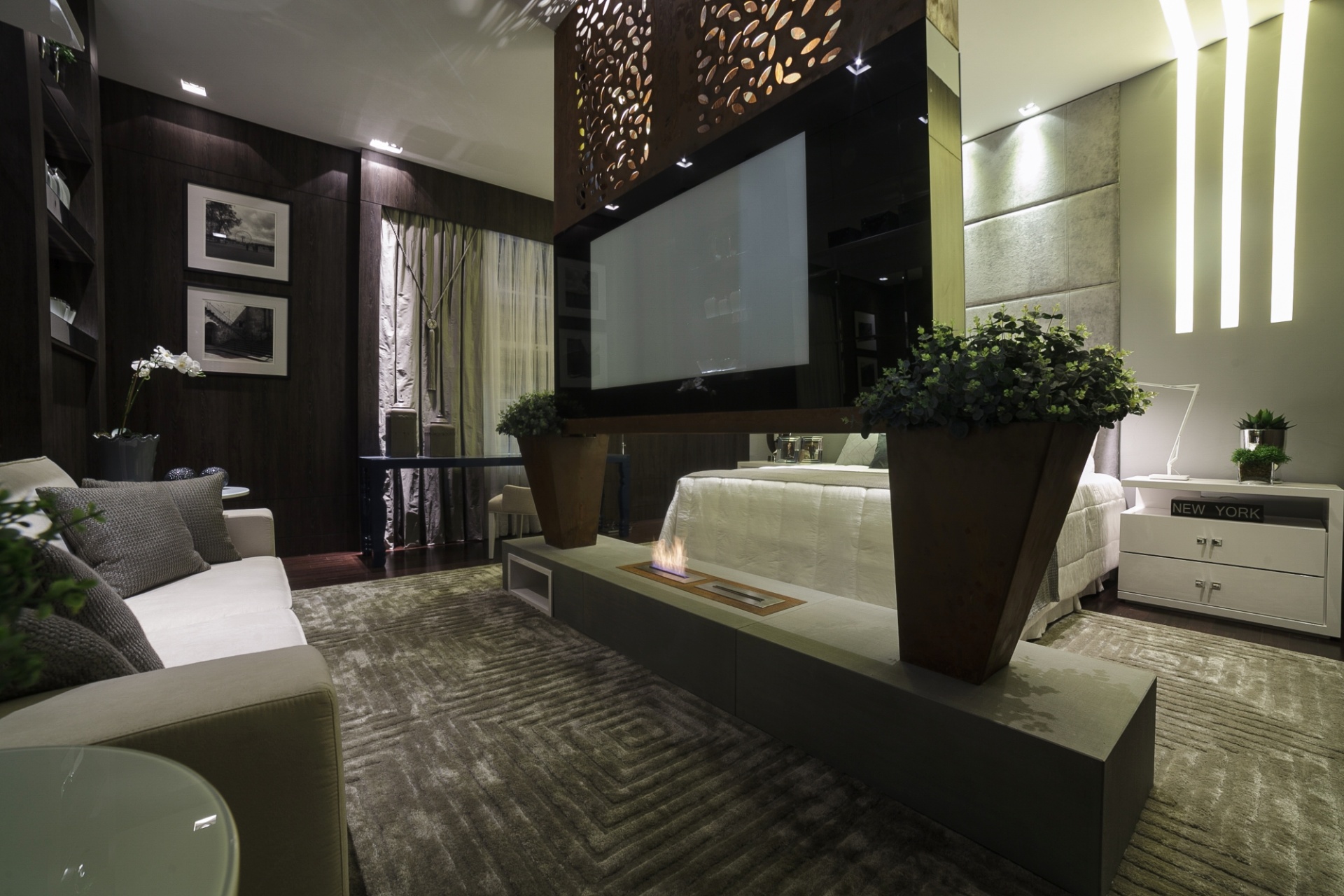 3 - Quarto da mulher contemporânea. A arquiteta Samara Barbosa criou o ambiente para uma mulher na faixa dos 35 anos, solteira, sem filhos e que gosta de investir em sofisticação e conforto. No espaço, o painel de aço com tela de projeção e a  lareira delimitam o dormitório e a pequena área de estar. A Casa Cor Paraná fica em cartaz até dia 9 de agosto de 2015, na Rua Fernando Amaro, 60, em Curitiba. Outras informações: www.casacor.com.br - Daniel Sorrentino/ Divulgação