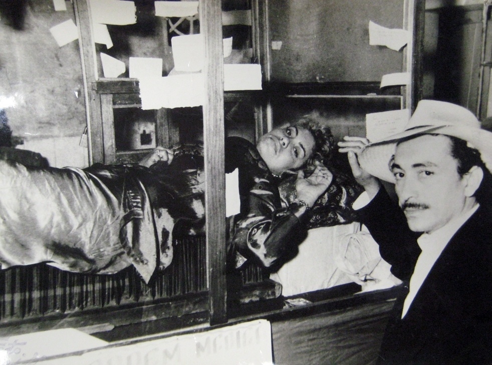 A faquiresa Yone em imagem do livro "Cravo na Carne: Fama e Fome - O Faquirismo Feminino no Brasil", de Alberto de Oliveira e Alberto Camarero - Reprodução