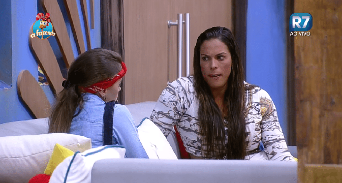 06.out.2015 - Rebeca tenta convencer Rayanne a conduzir os votos da equipe Serrote em Mara Maravilha: "Se vocês não botarem a Mara [na roça], a gente não vai mais votar nela nas próximas semanas.Vamos defendê-la. Beleza, se vocês querem carregar ela, carreguem. Mas é a fruta podre no grupo de vocês" - Reprodução/Record