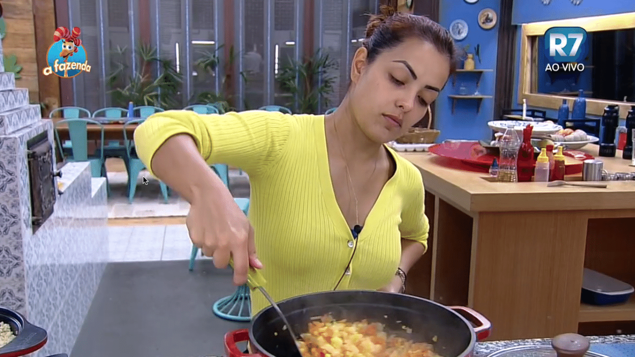 20.out.2015 - Li Martins prepara legumes com carne para o almoço dos peões - Reprodução/Record