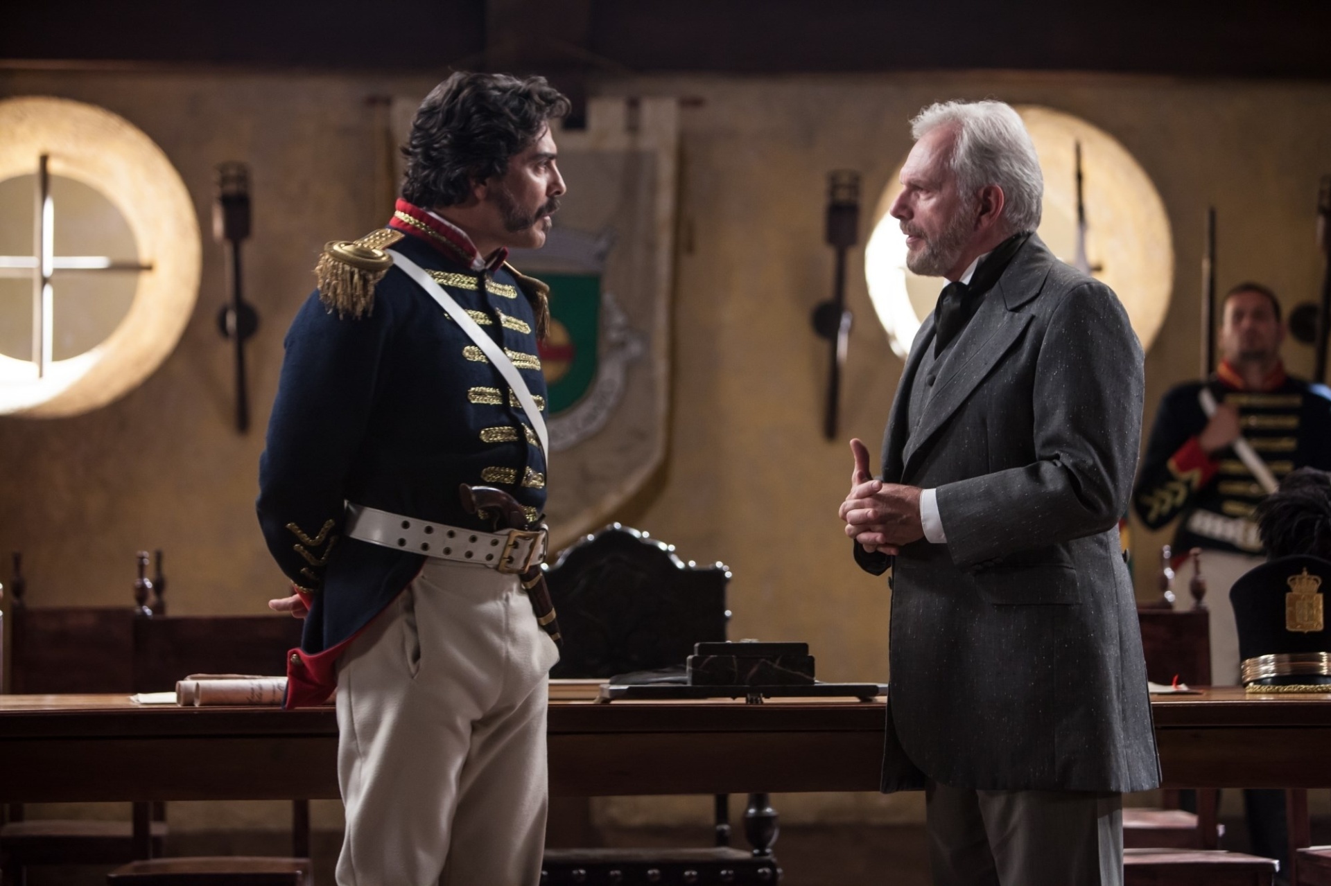 Cena de Capitão Loreto (Junno Andrade) e Doutor Pacheco (Henri Pagnoncelli). Loreto é o chefe de polícia da Vila, que procura manter a ordem na região - Edu Moraes/Rede Record