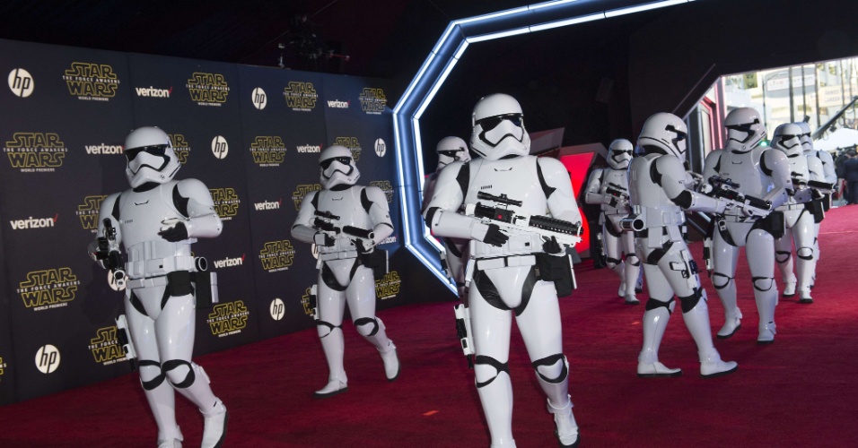14.dez.2015 - Stormtroopers invadem a première mundial de "Star Wars: O Despertar da Força", em Hollywood, na Califórnia