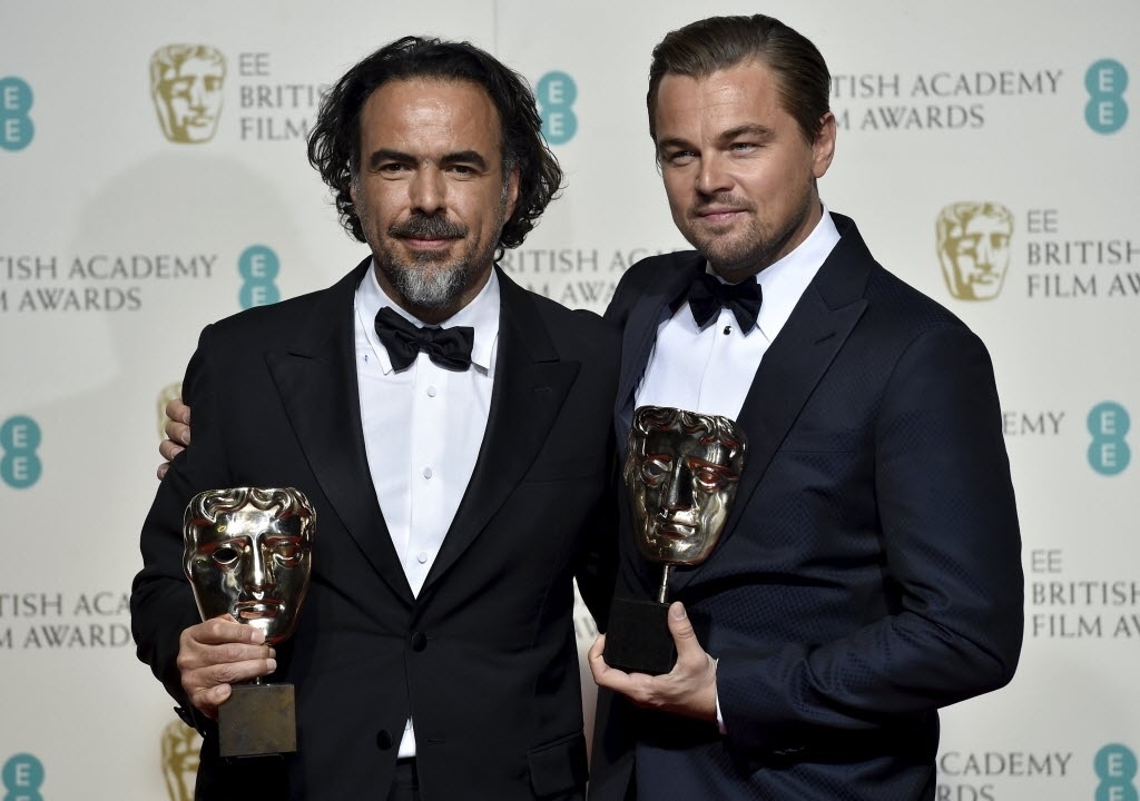 14.fev.2016 - Diretor Alejandro Iñarritu com o ator Leonardo DiCaprio. Ambos levaram o BAFTA 2016 pelo filme "O Regresso" - REUTERS