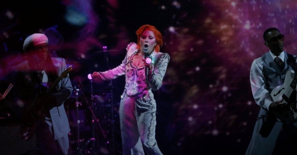 15.fev.2016 - Inspirada no figurino de David Bowie, Lady Gaga faz performace impactante e 