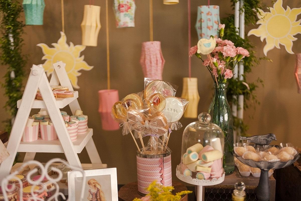 Festa de cinco anos inspirada em Rapunzel, lanternas de papel - Sandra Pagano/Divulgação