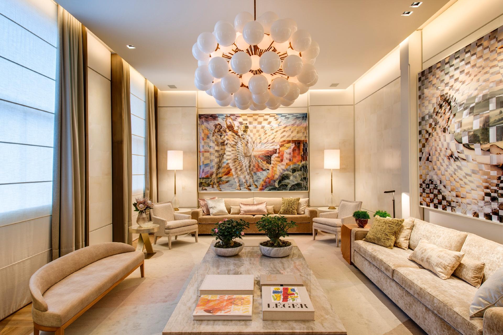 No ambiente Tributo aos 30, desenhado pelo arquiteto Roberto Migotto, o espaço de estar tem como destaque uma luminária central composta de globos de vidro leitoso. O espaço faz parte da edição 2016 da Casa Cor SP, em cartaz até dia 10 de julho - Katia Kuwabara/UOL