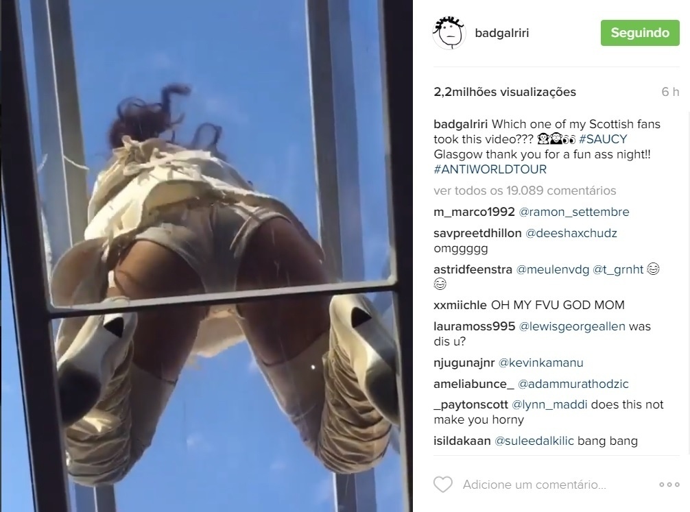 27.jun.2016 - Na noite desta segunda-feira, Rihanna compartilhou um vídeo em que aparece rebolando até o chão em cima de um vidro transparente durante um show realizado na Escócia. Os fãs privilegiados, que estavam bem abaixo dela, filmaram tudo - Reprodução /Instagram /badgirl