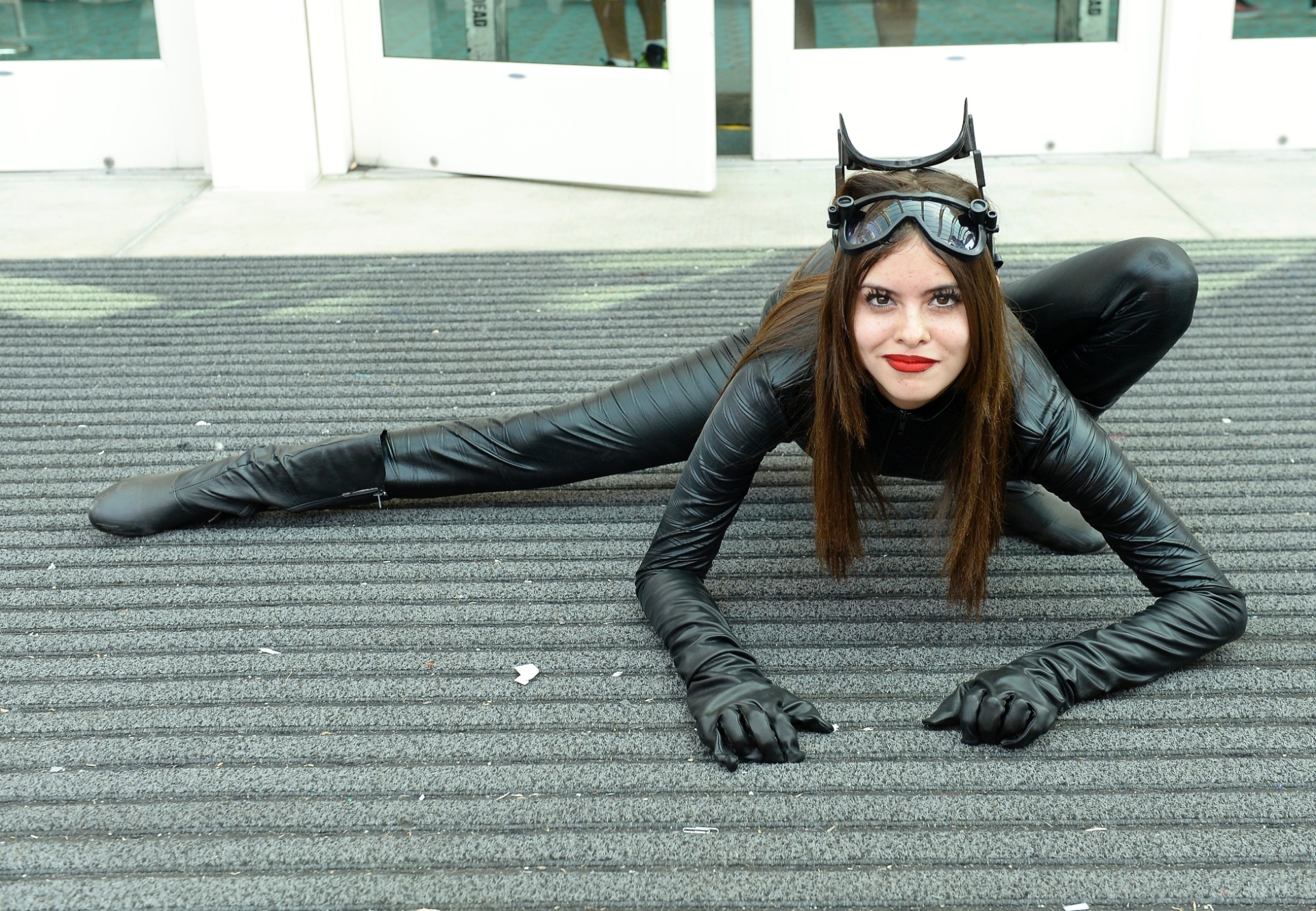 23.jul.2016 - Mulher Gato mostra flexibilidade no terceiro dia da San Diego Comic-Con - Matt Cowan/Getty Images